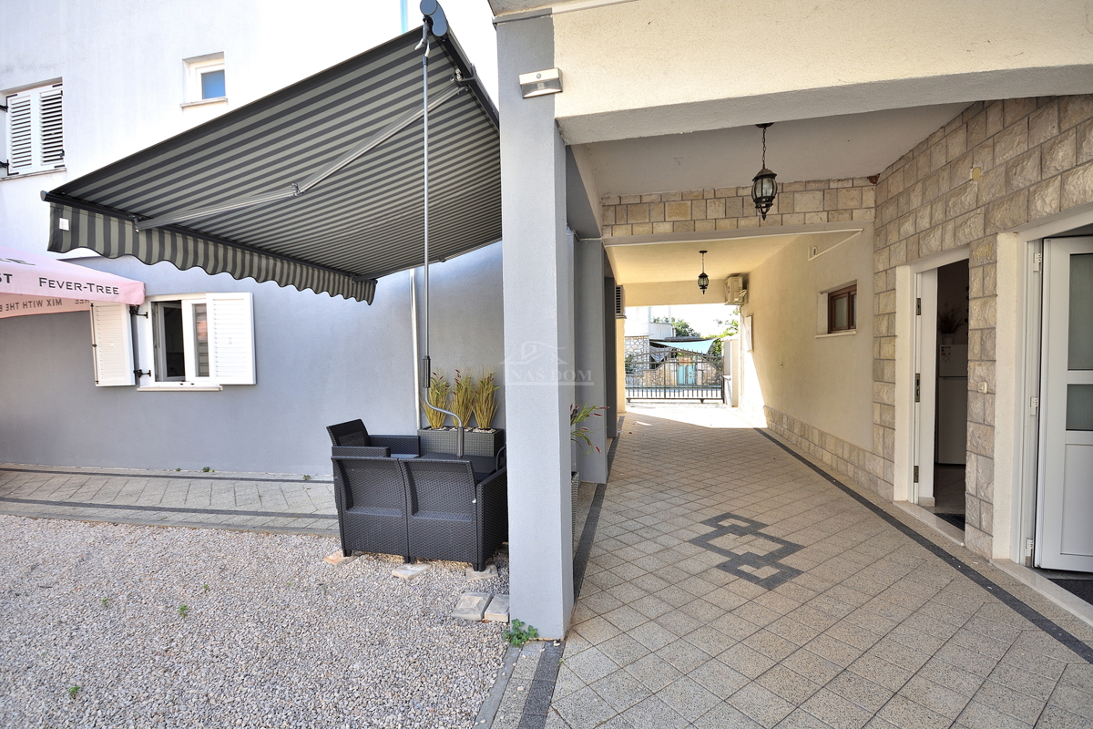 Vodice - casa con 5 appartamenti a 450 m dalla spiaggia