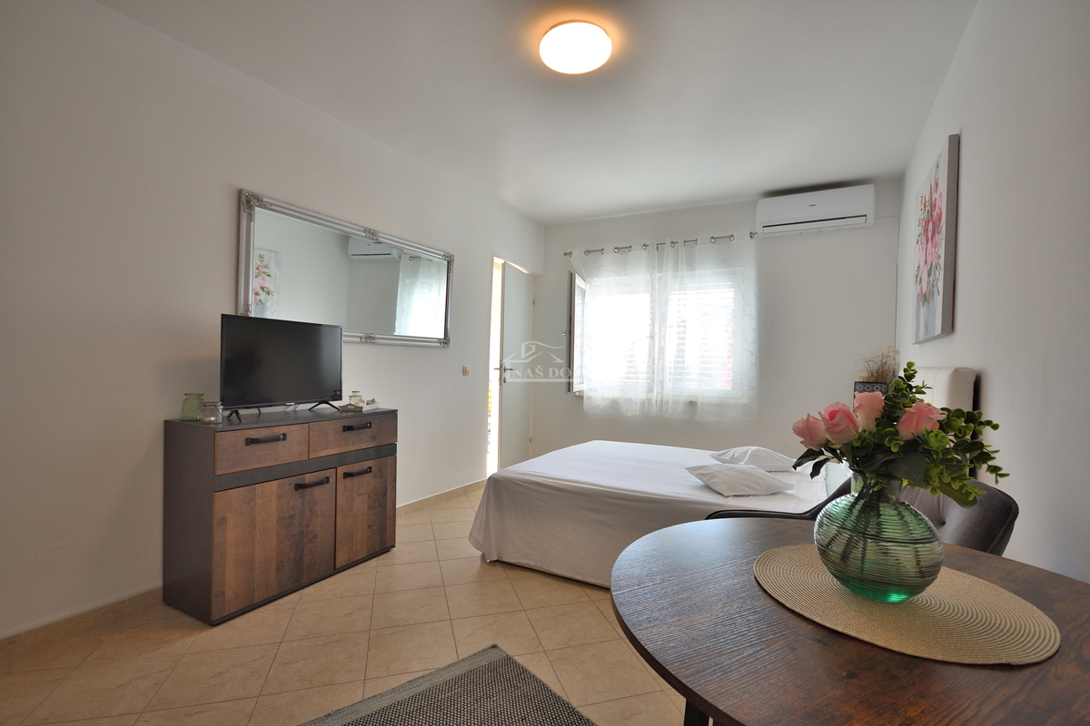 Vodice - casa con 5 appartamenti a 450 m dalla spiaggia