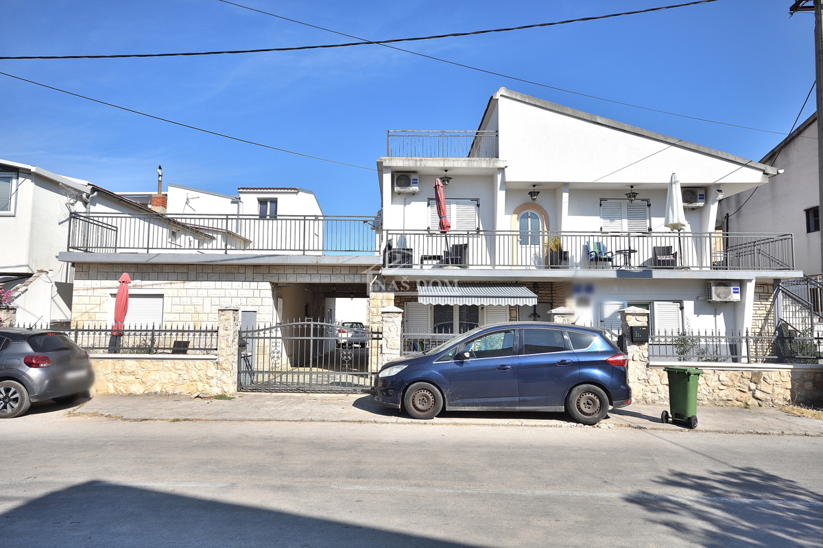 Vodice - casa con 5 appartamenti a 450 m dalla spiaggia