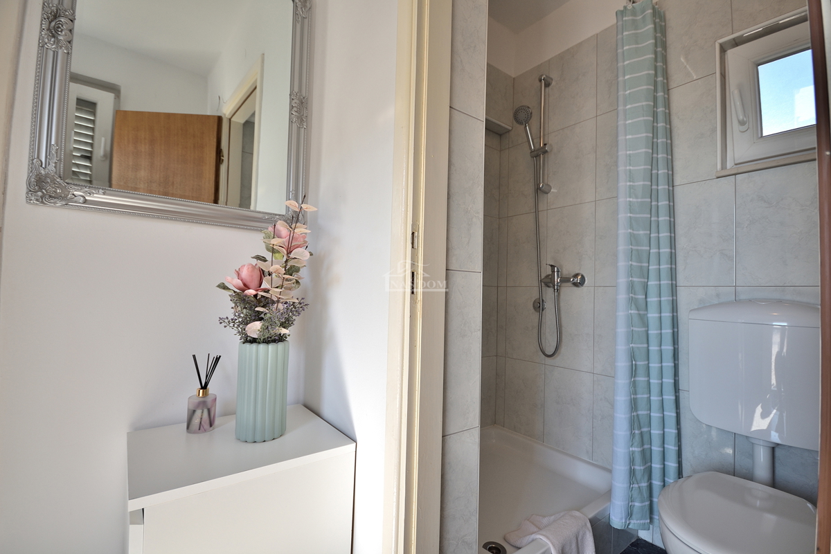 Vodice - casa con 5 appartamenti a 450 m dalla spiaggia