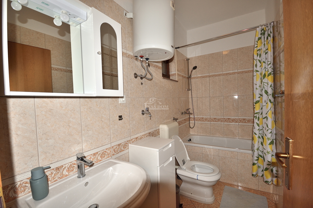 Vodice - casa con 5 appartamenti a 450 m dalla spiaggia