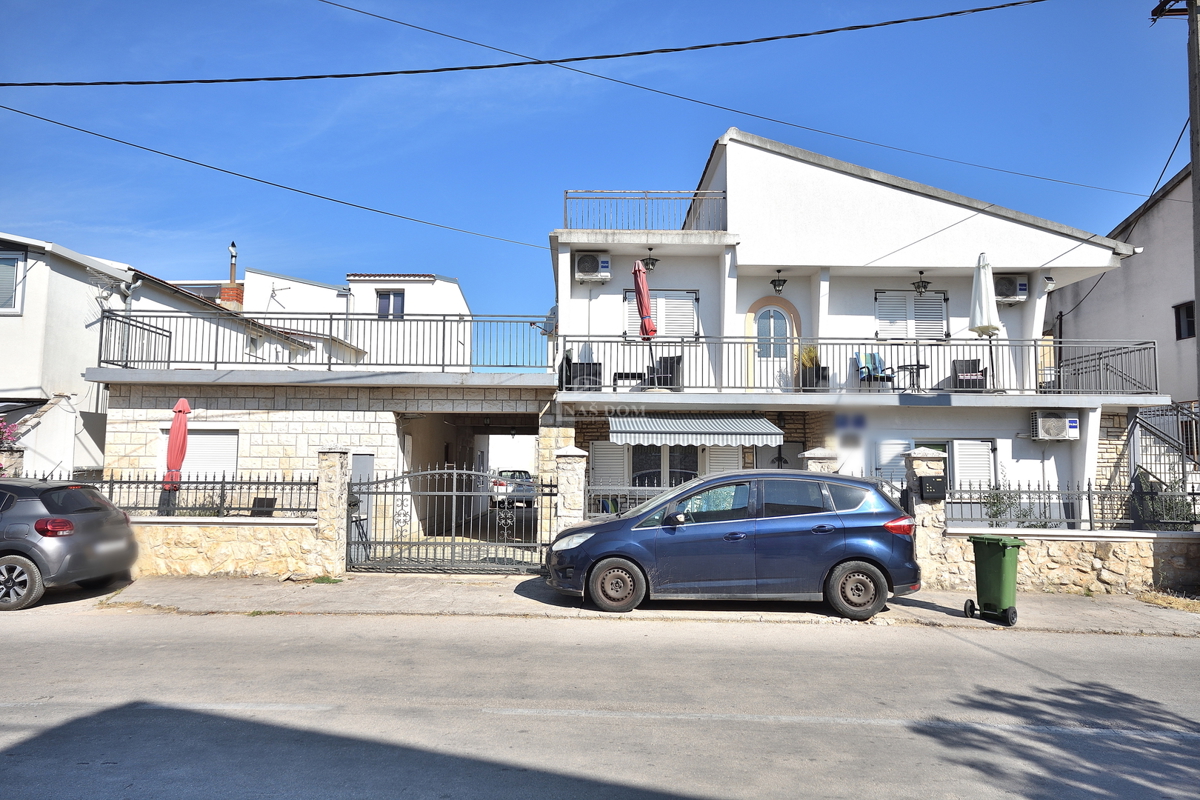 Vodice - casa con 5 appartamenti a 450 m dalla spiaggia