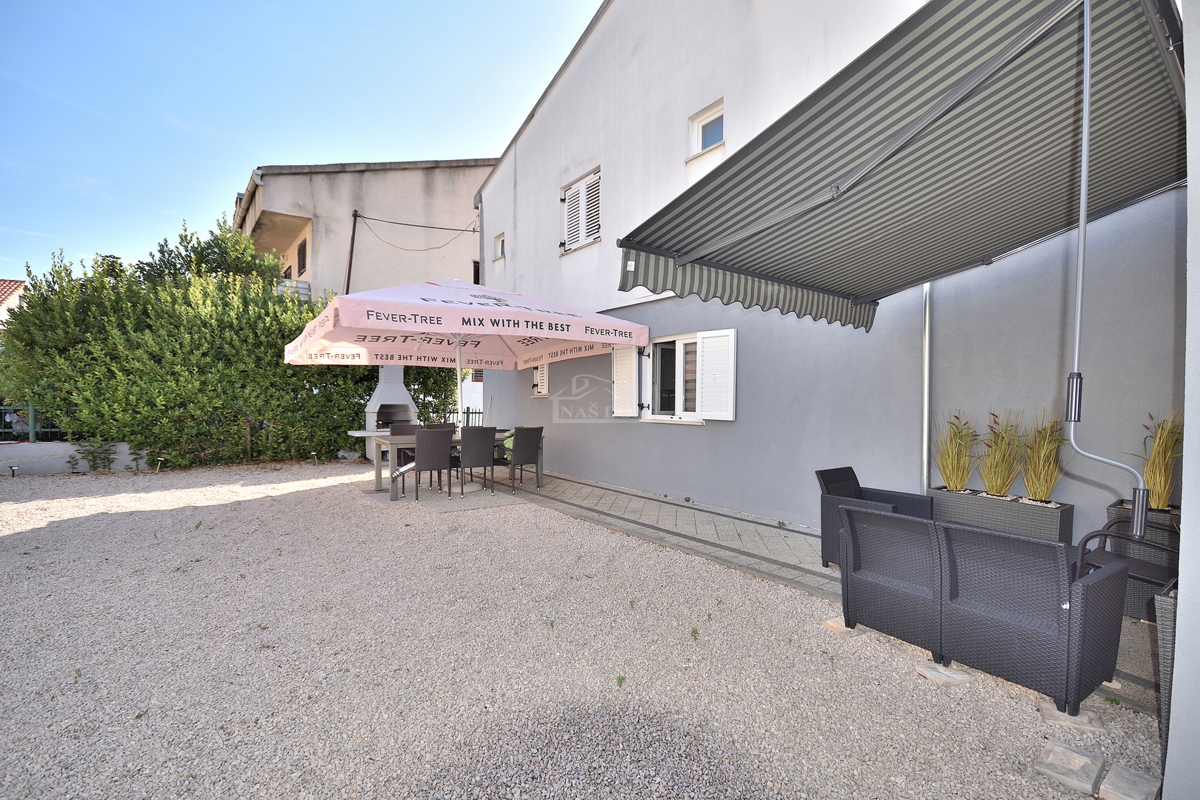 Vodice - casa con 5 appartamenti a 450 m dalla spiaggia