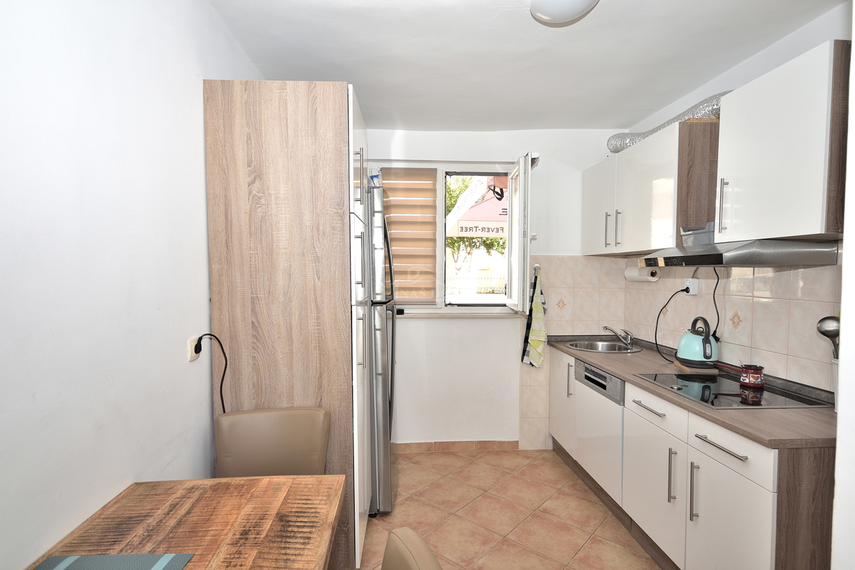 Vodice - casa con 5 appartamenti a 450 m dalla spiaggia