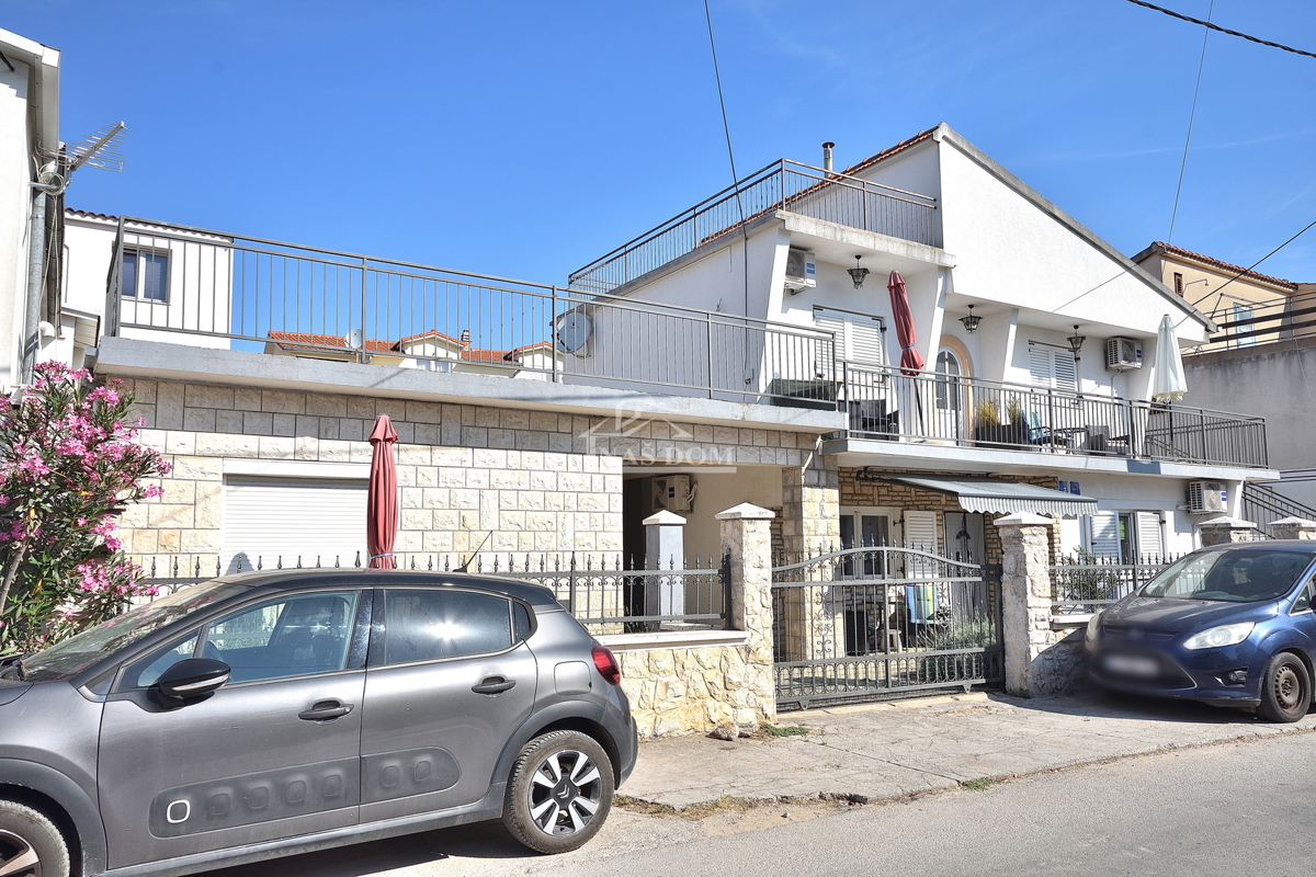 Vodice - casa con 5 appartamenti a 450 m dalla spiaggia