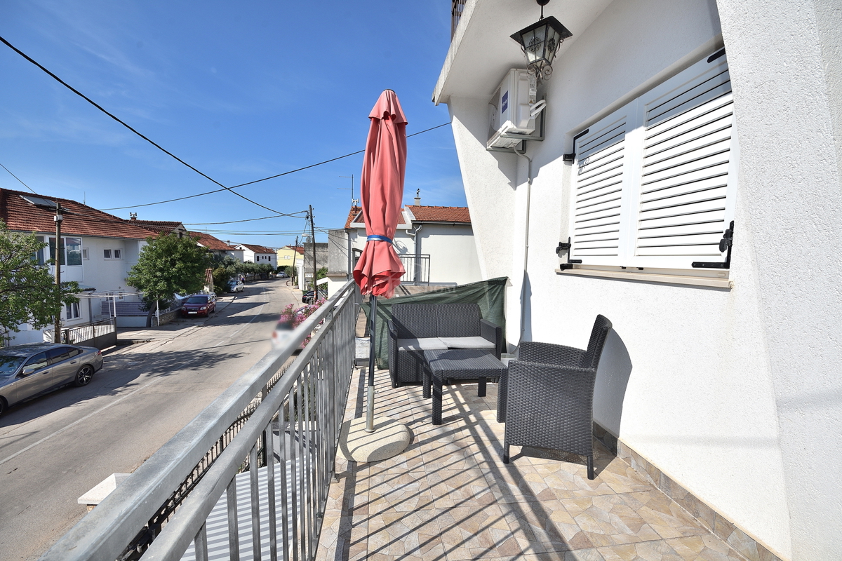 Vodice - casa con 5 appartamenti a 450 m dalla spiaggia