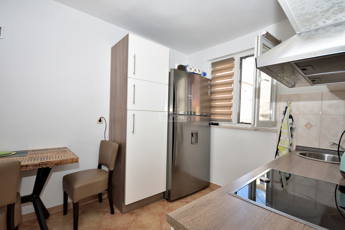 Vodice - casa con 5 appartamenti a 450 m dalla spiaggia