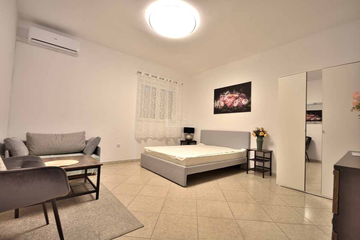 Vodice - casa con 5 appartamenti a 450 m dalla spiaggia