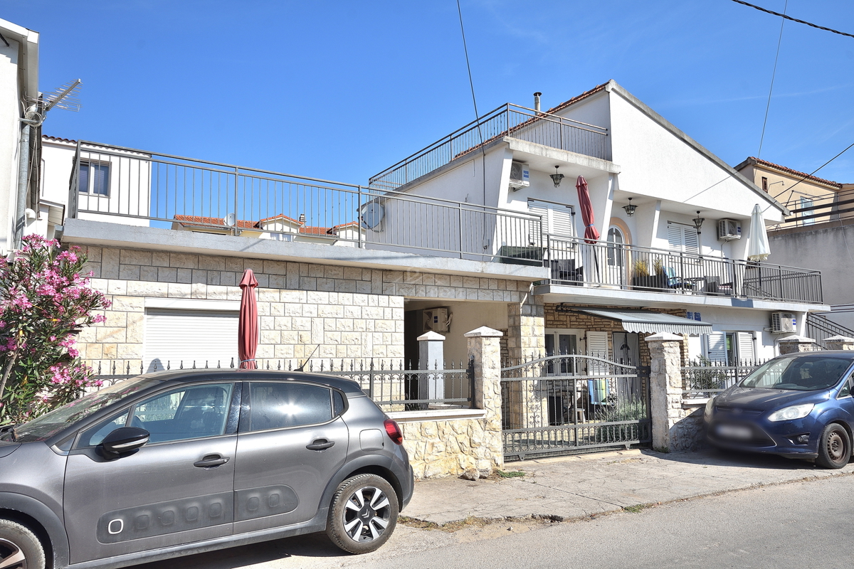 Vodice - casa con 5 appartamenti a 450 m dalla spiaggia