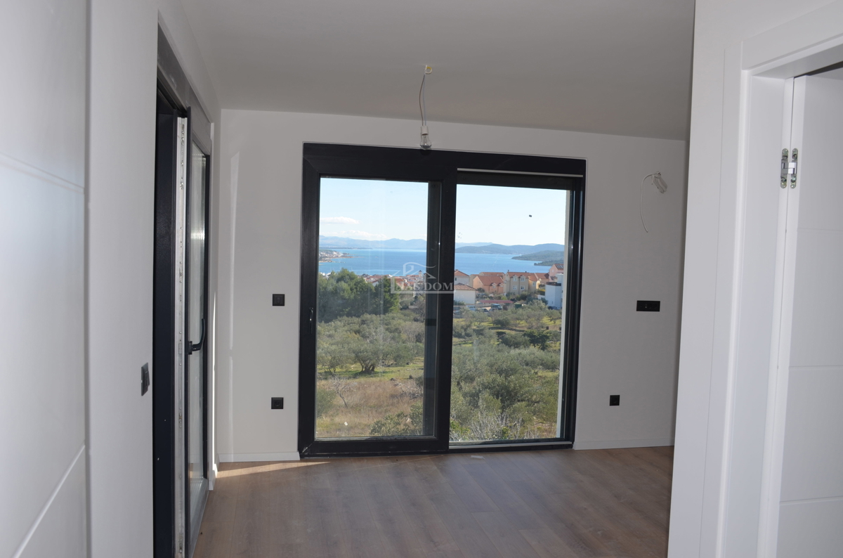 Vodice - Doppia casa S2 con piscina, vista mare