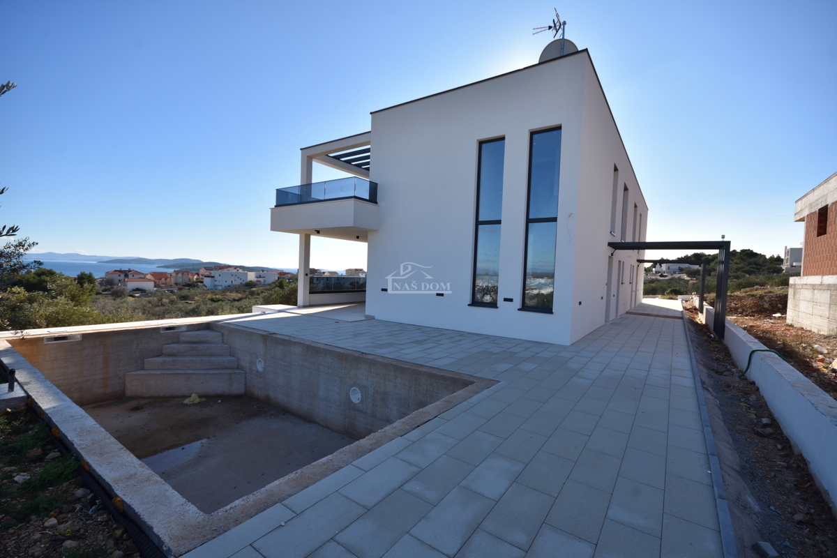 Vodice - Doppia casa S2 con piscina, vista mare