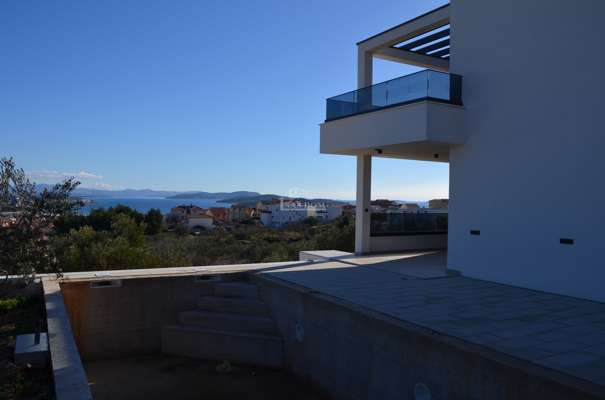 Vodice - Doppia casa S2 con piscina, vista mare