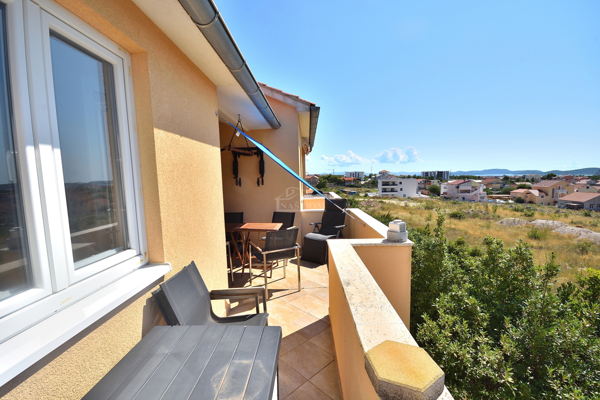 Vodice - Appartamento con soppalco, 3 camere + soggiorno, vista mare