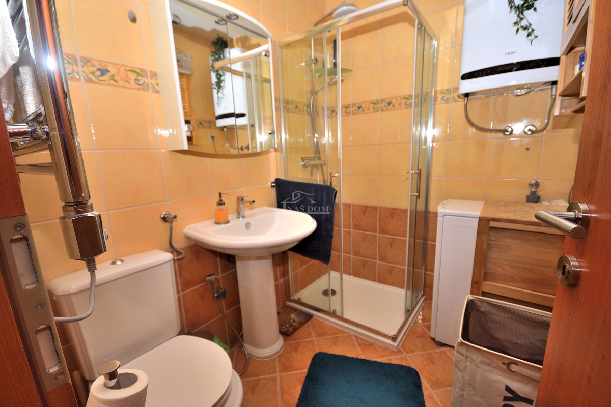 Vodice - Appartamento con soppalco, 3 camere + soggiorno, vista mare