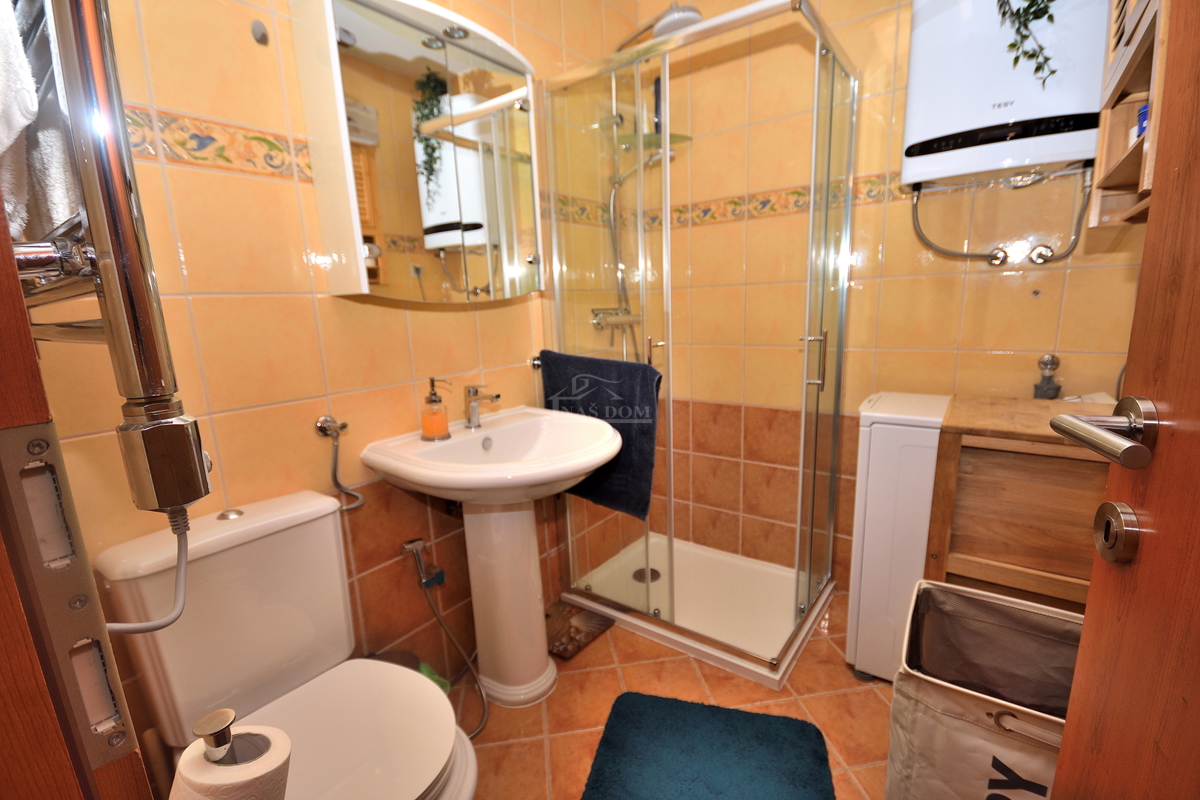 Vodice - Appartamento con soppalco, 3 camere + soggiorno, vista mare