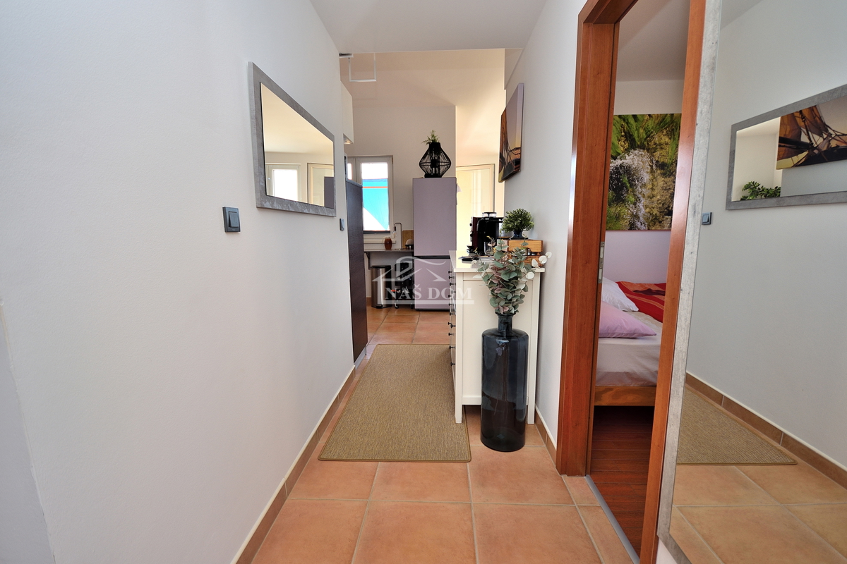 Vodice - Appartamento con soppalco, 3 camere + soggiorno, vista mare
