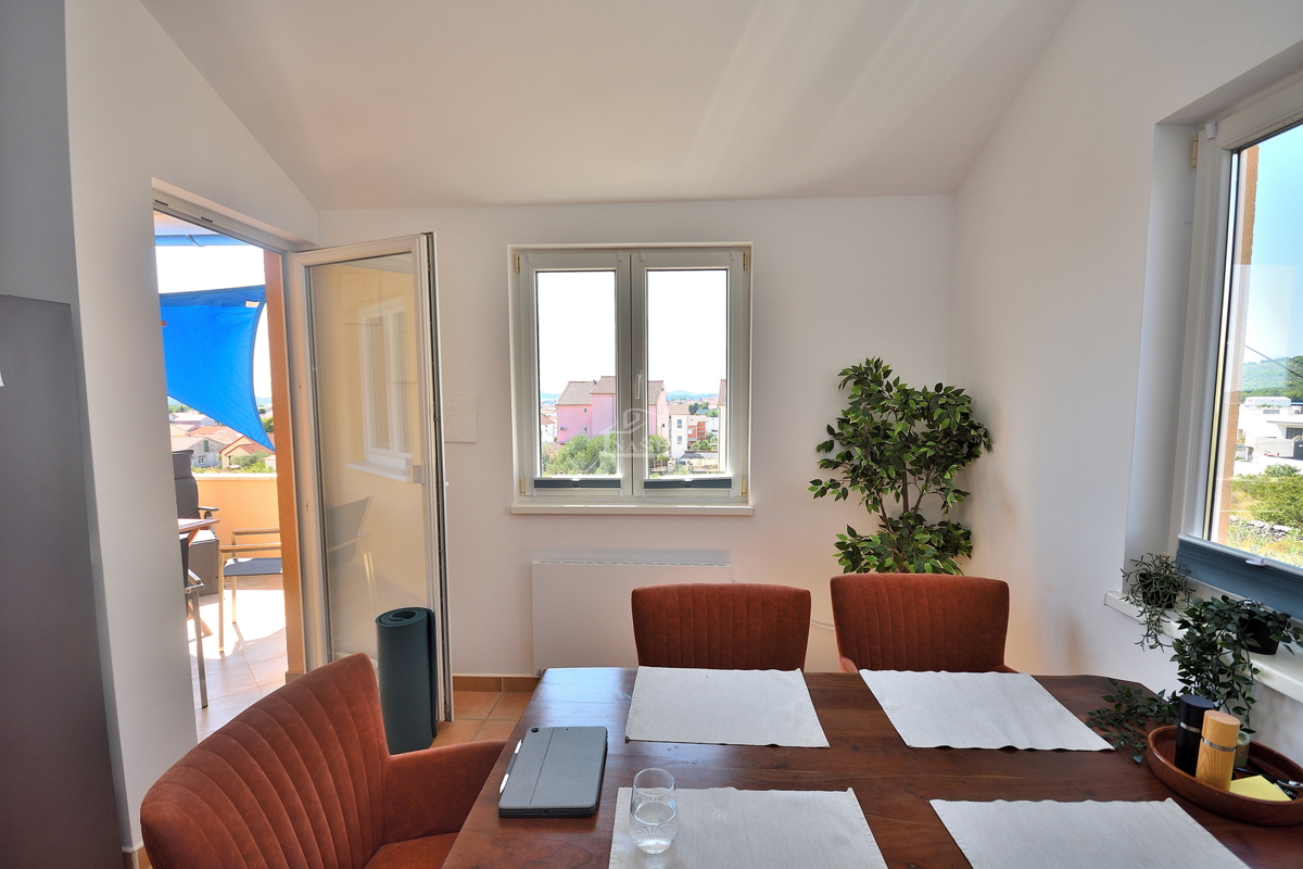 Vodice - Appartamento con soppalco, 3 camere + soggiorno, vista mare