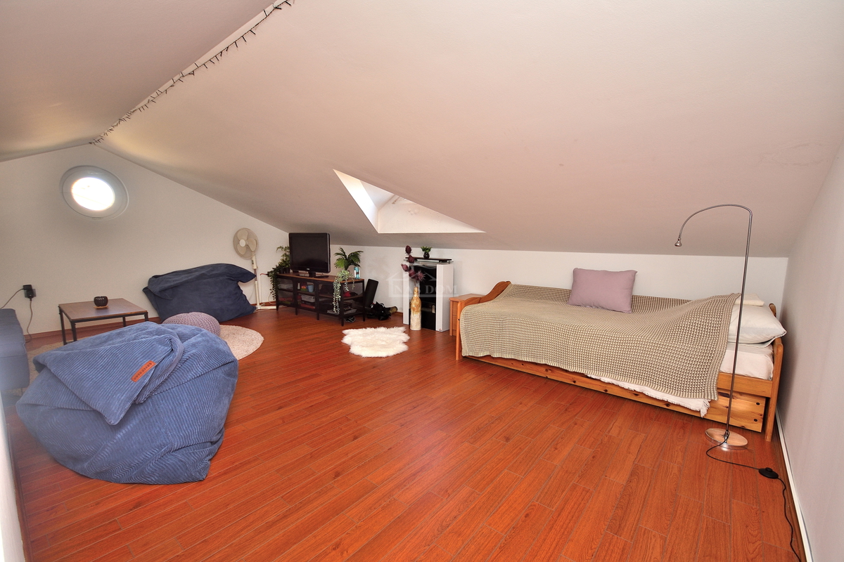 Vodice - Appartamento con soppalco, 3 camere + soggiorno, vista mare