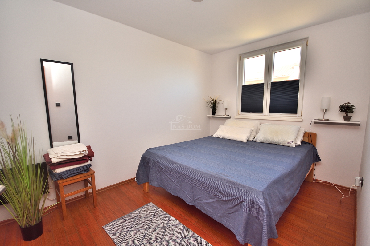 Vodice - Appartamento con soppalco, 3 camere + soggiorno, vista mare