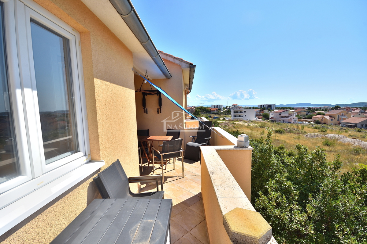 Vodice - Appartamento con soppalco, 3 camere + soggiorno, vista mare