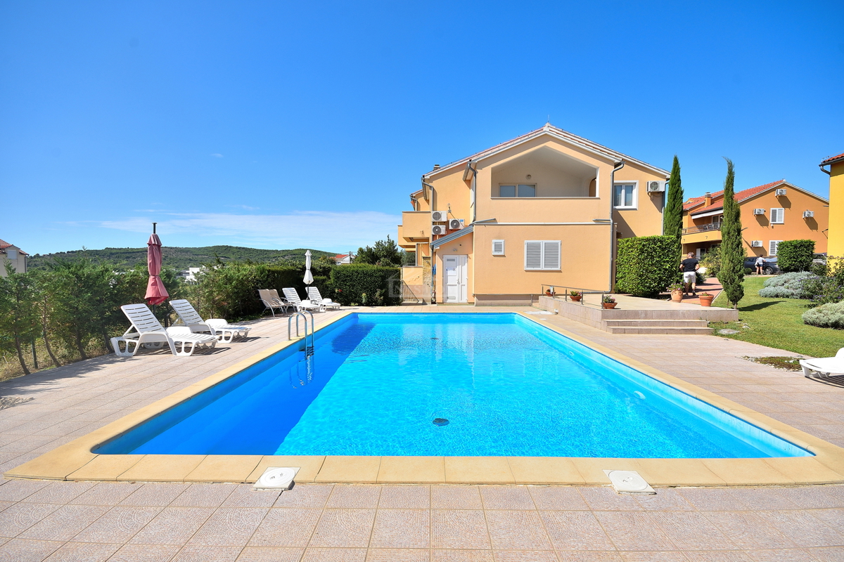 Vodice - Appartamento con soppalco, 3 camere + soggiorno, vista mare