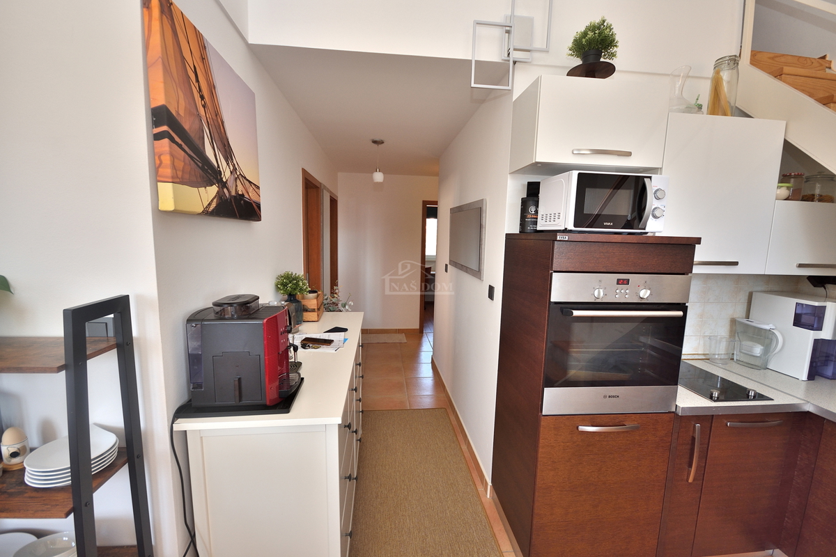 Vodice - Appartamento con soppalco, 3 camere + soggiorno, vista mare