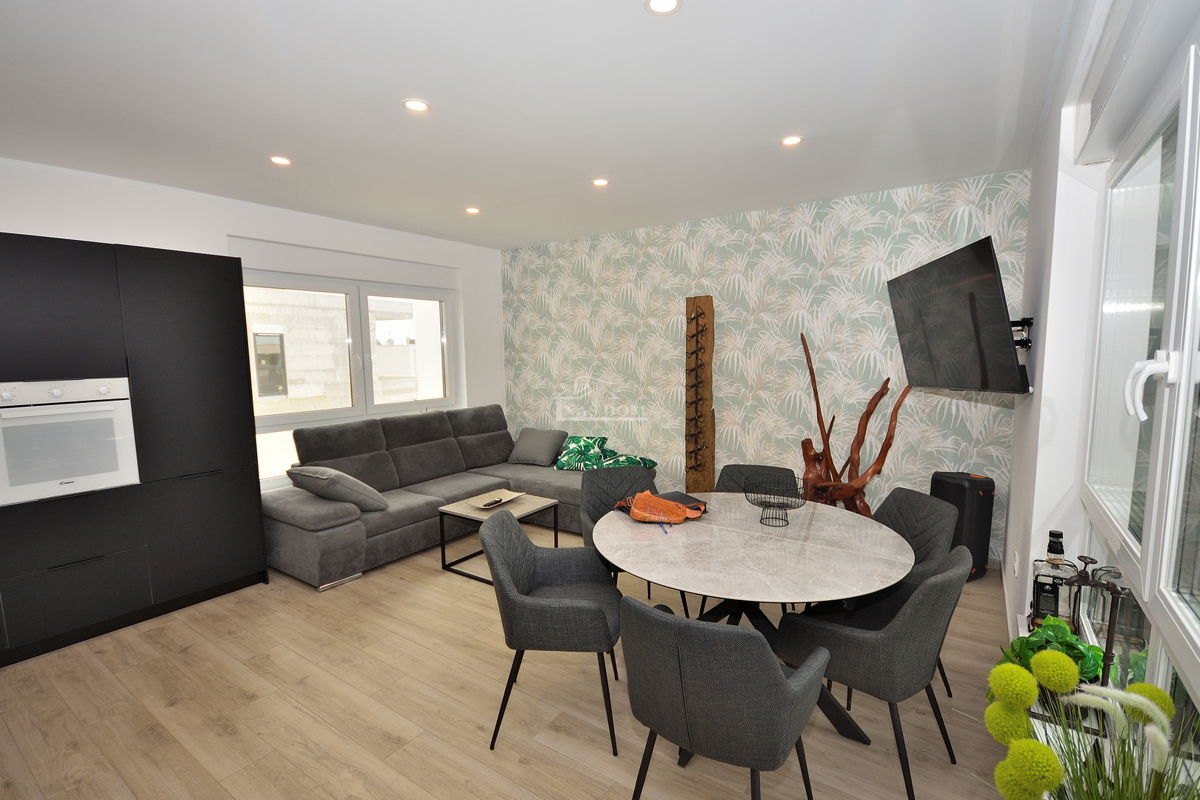 Vodice - Villetta bifamiliare arredata con piscina, vista mare