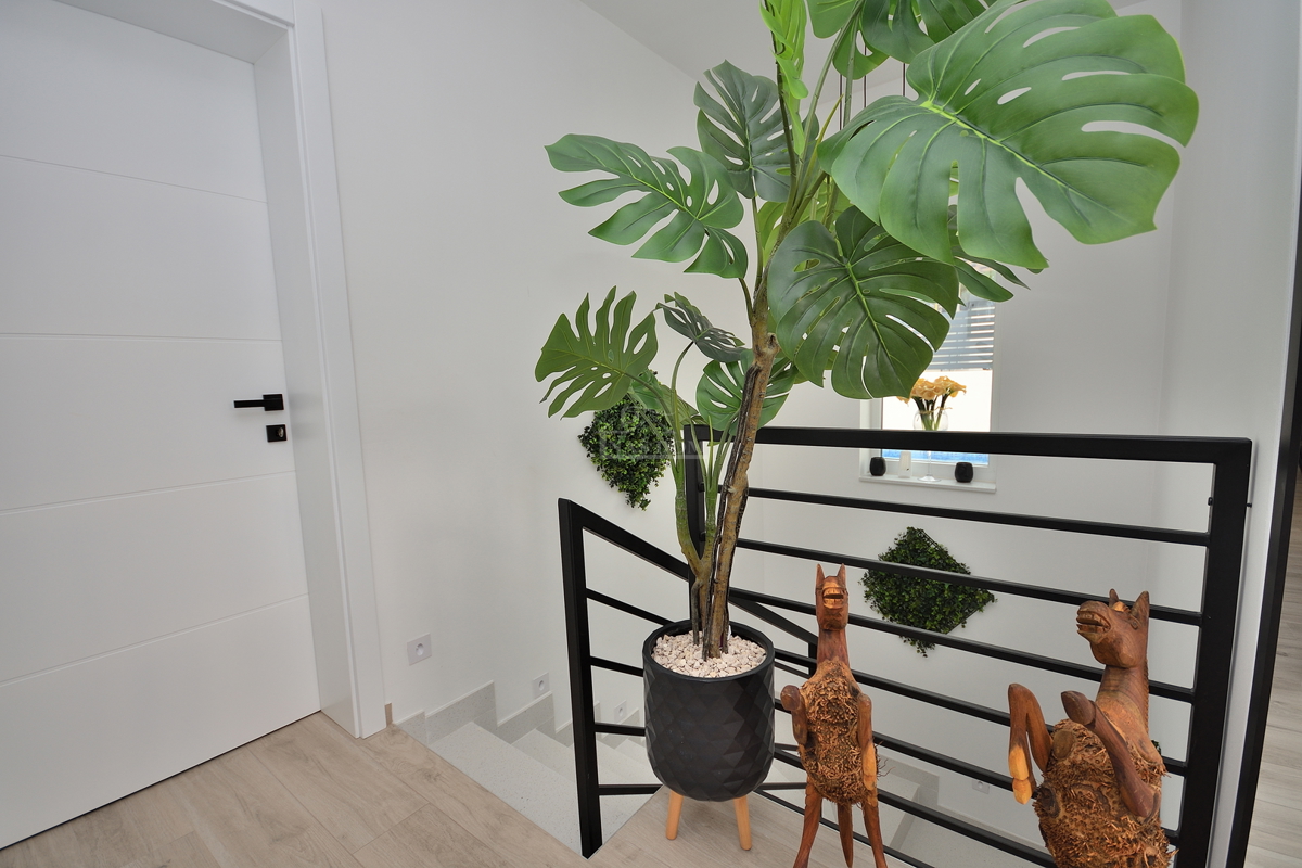 Vodice - Villetta bifamiliare arredata con piscina, vista mare