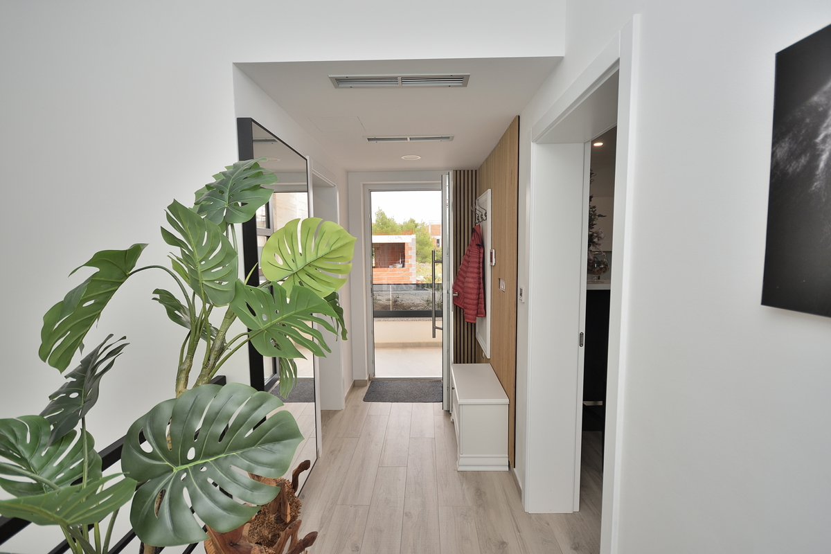 Vodice - Villetta bifamiliare arredata con piscina, vista mare