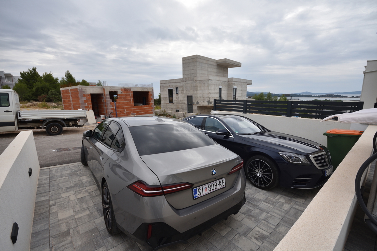 Vodice - Villetta bifamiliare arredata con piscina, vista mare