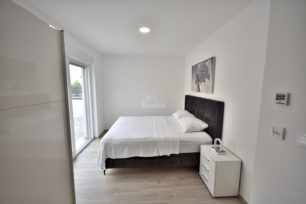 Vodice - Villetta bifamiliare arredata con piscina, vista mare