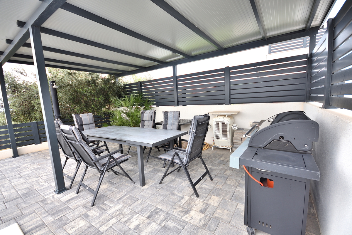 Vodice - Villetta bifamiliare arredata con piscina, vista mare