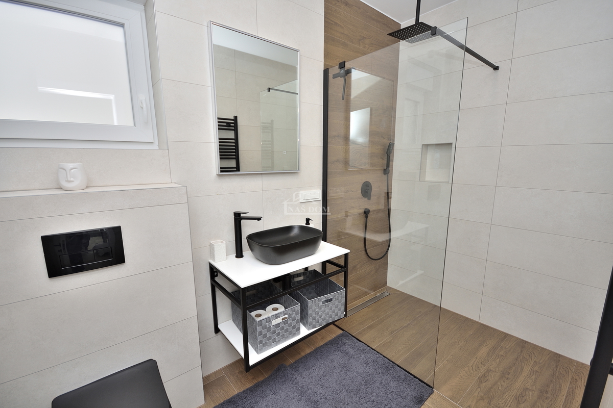 Vodice - Villetta bifamiliare arredata con piscina, vista mare