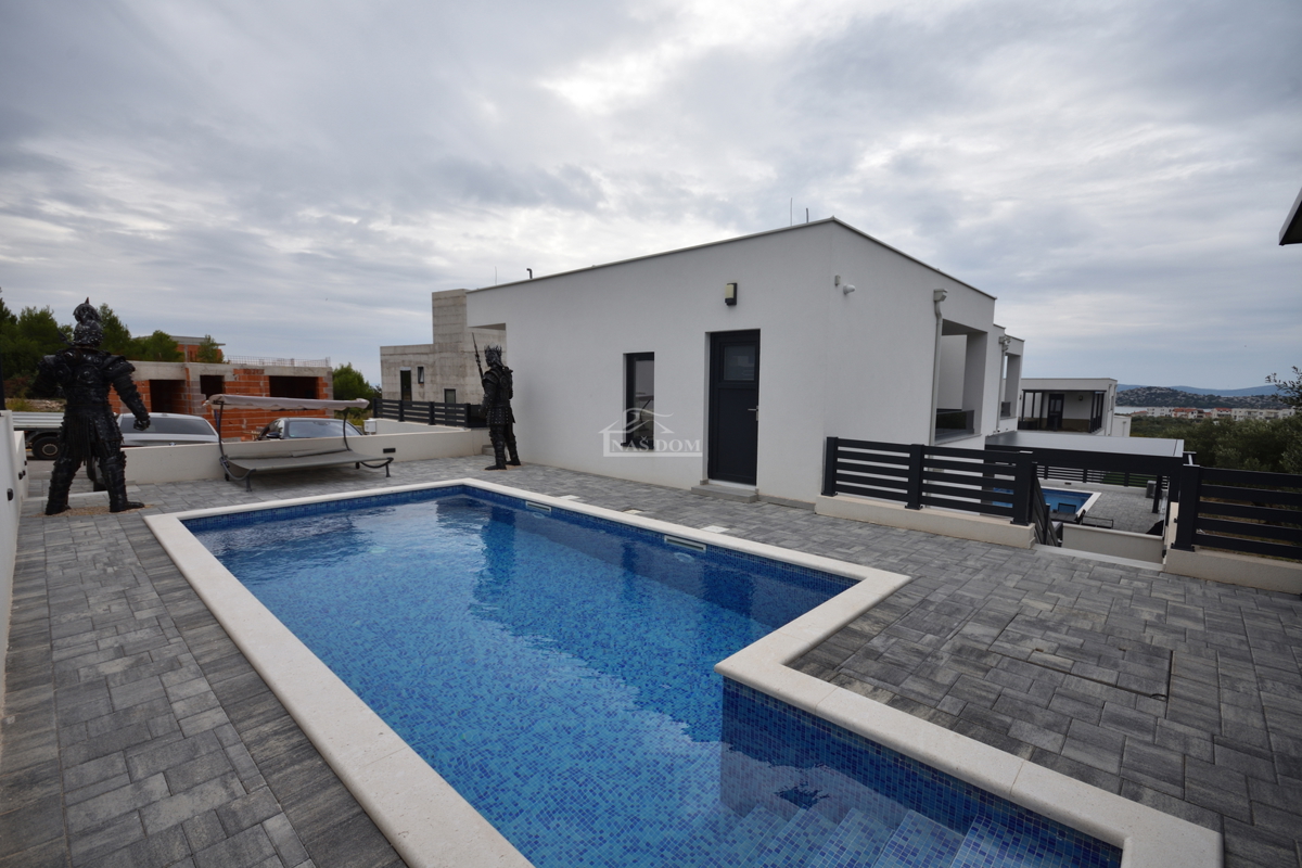 Vodice - Villetta bifamiliare arredata con piscina, vista mare