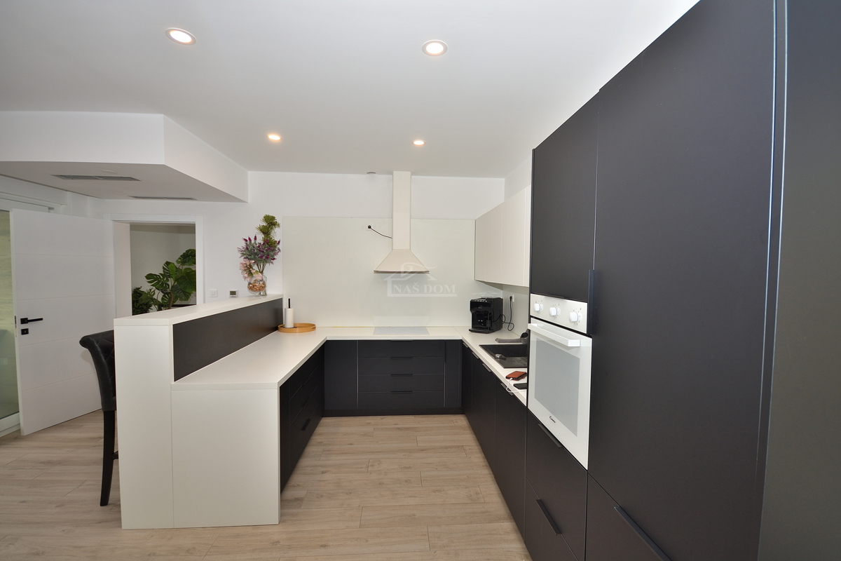 Vodice - Villetta bifamiliare arredata con piscina, vista mare