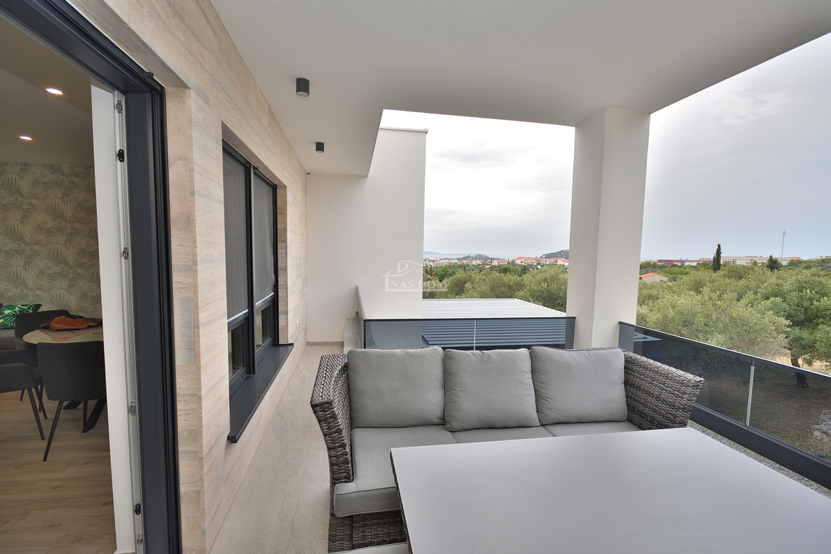 Vodice - Villetta bifamiliare arredata con piscina, vista mare