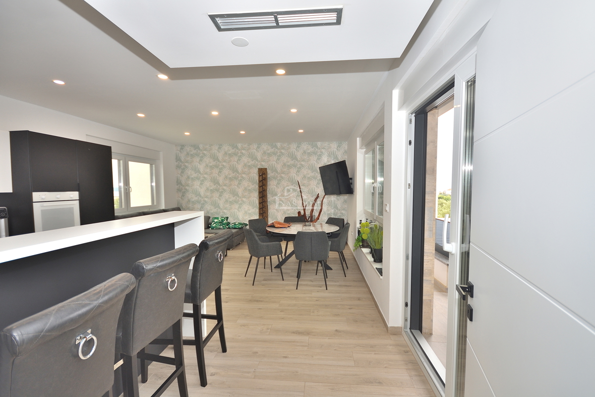 Vodice - Villetta bifamiliare arredata con piscina, vista mare