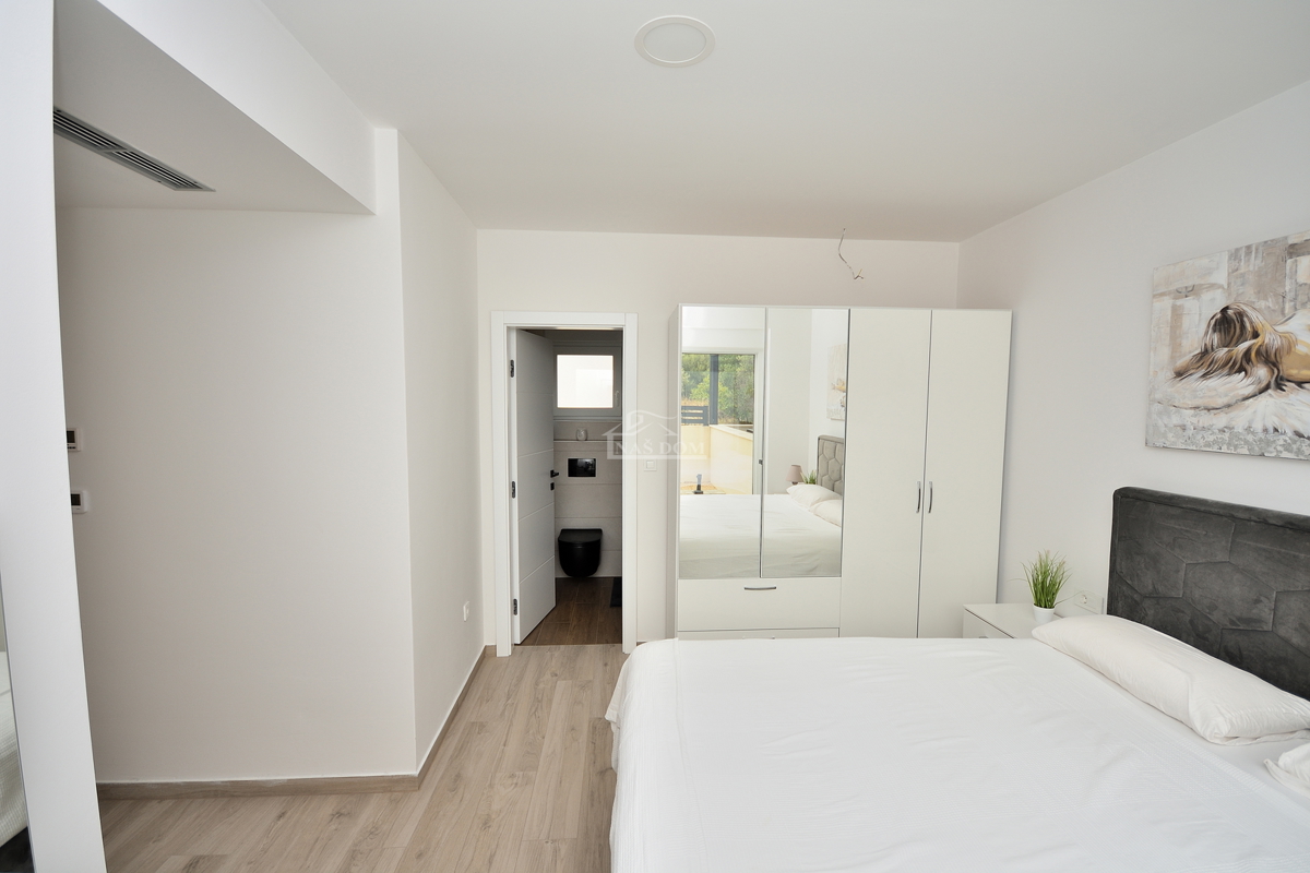 Vodice - Villetta bifamiliare arredata con piscina, vista mare