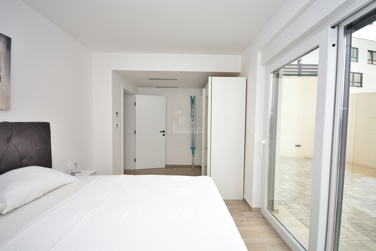 Vodice - Villetta bifamiliare arredata con piscina, vista mare