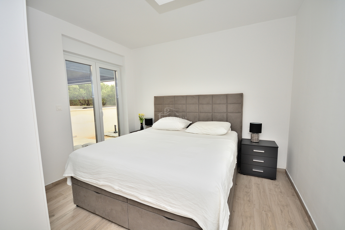 Vodice - Villetta bifamiliare arredata con piscina, vista mare