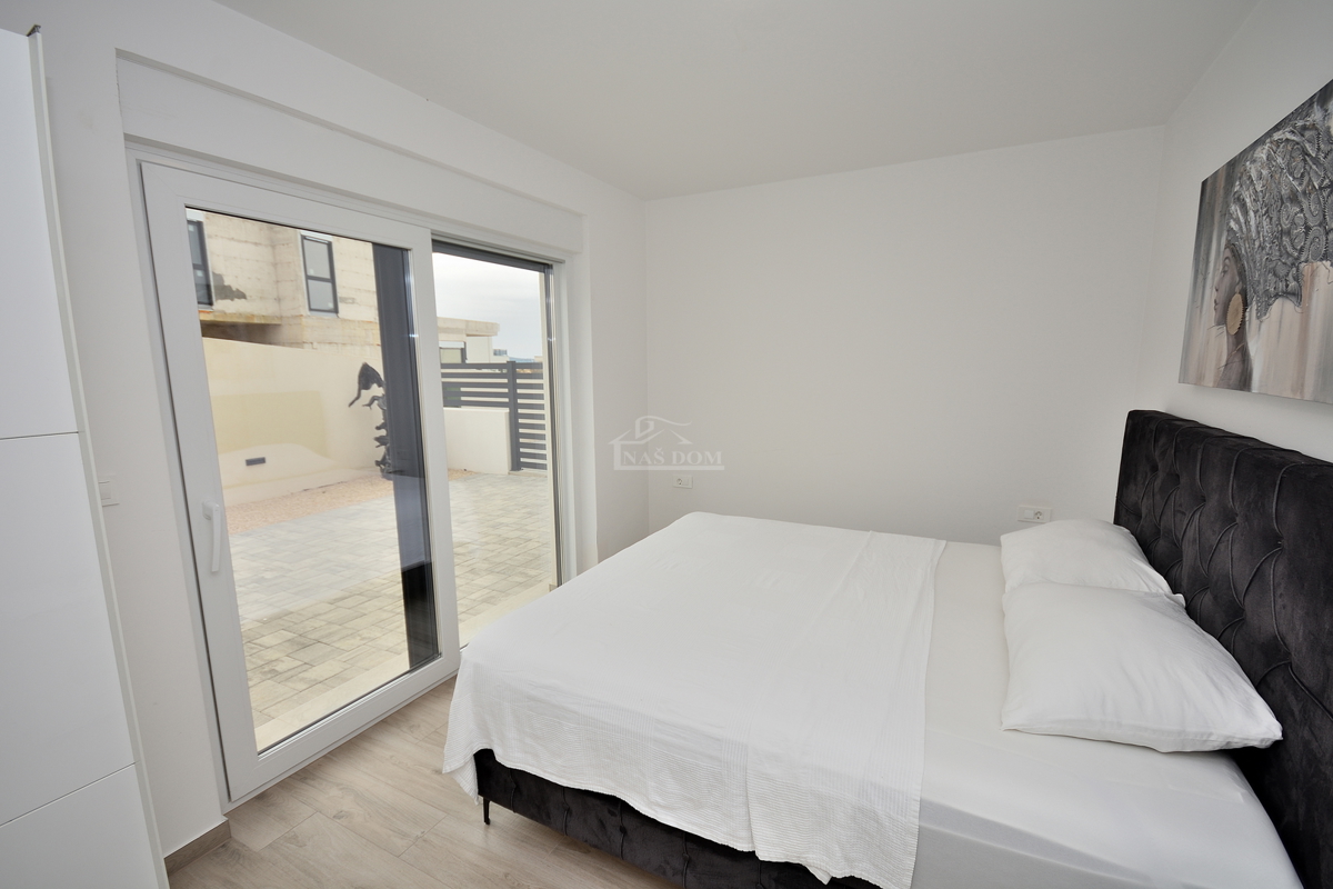 Vodice - Villetta bifamiliare arredata con piscina, vista mare