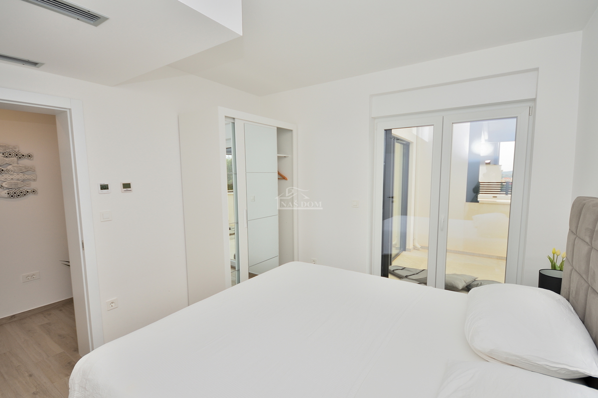 Vodice - Villetta bifamiliare arredata con piscina, vista mare