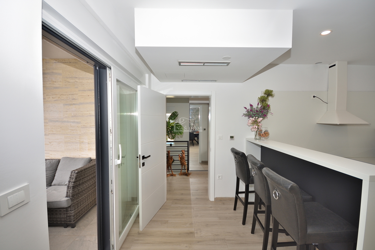 Vodice - Villetta bifamiliare arredata con piscina, vista mare