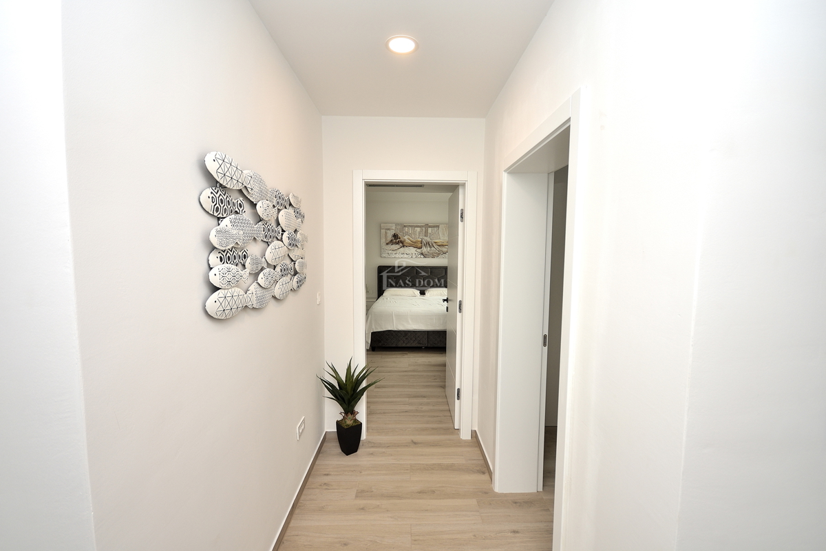 Vodice - Villetta bifamiliare arredata con piscina, vista mare