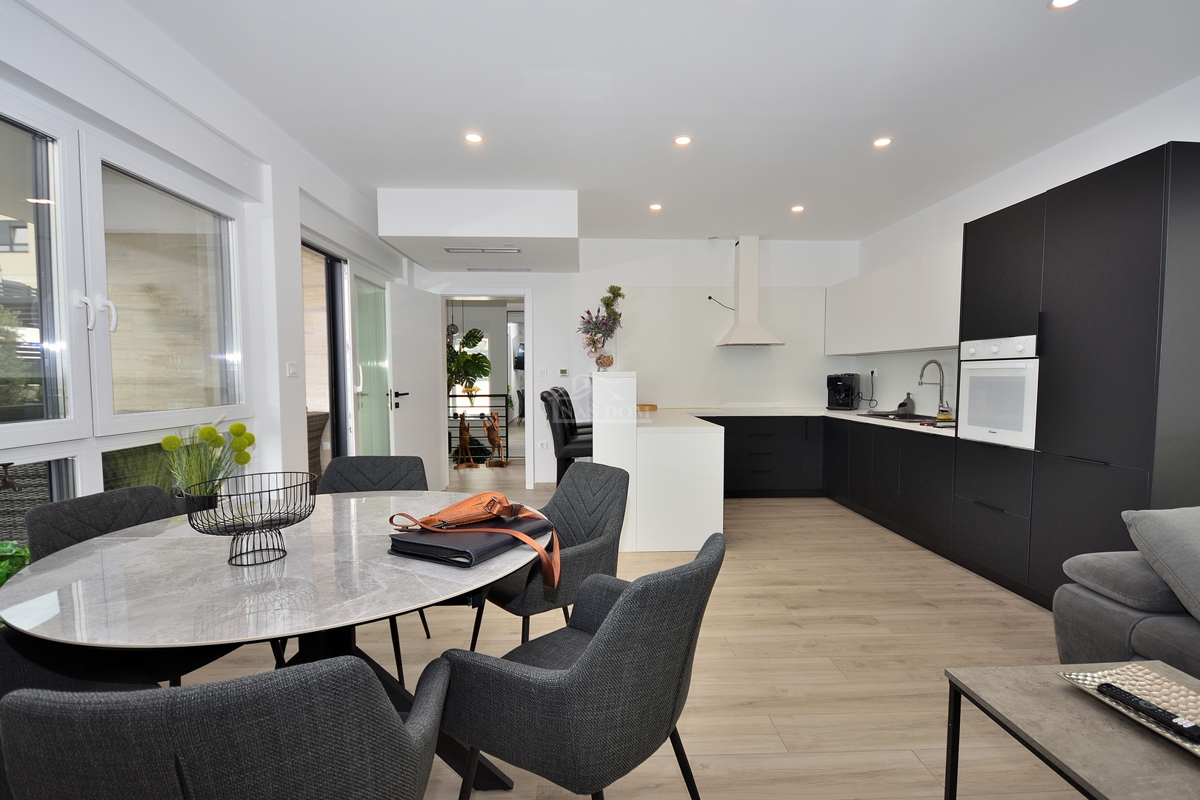 Vodice - Villetta bifamiliare arredata con piscina, vista mare