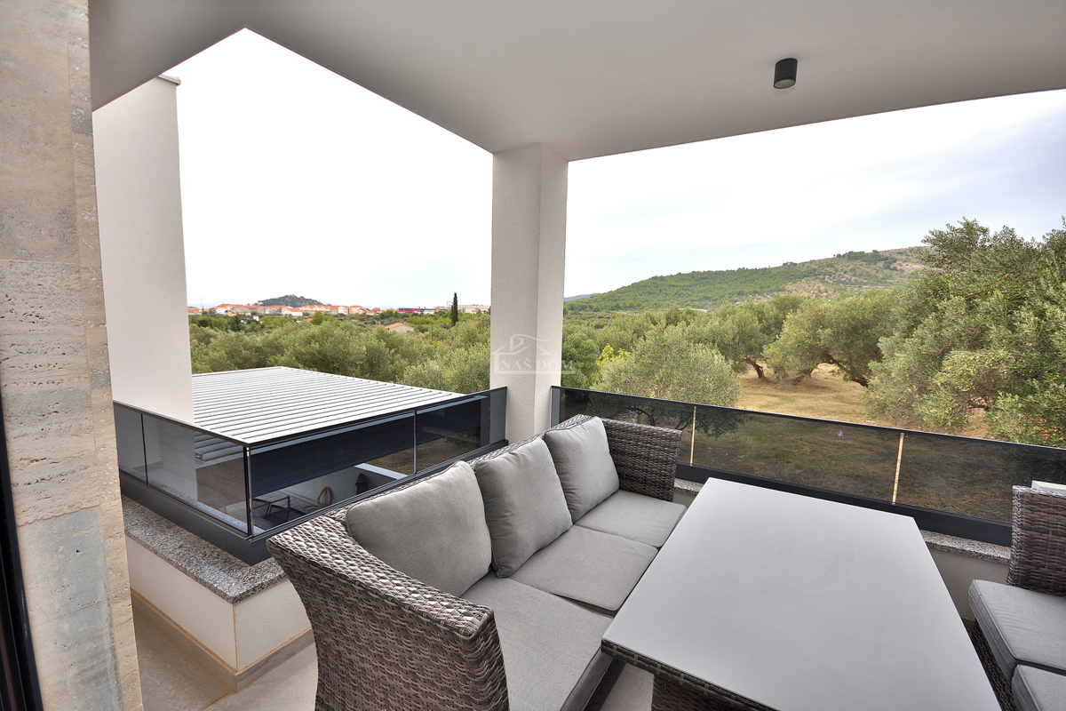 Vodice - Villetta bifamiliare arredata con piscina, vista mare