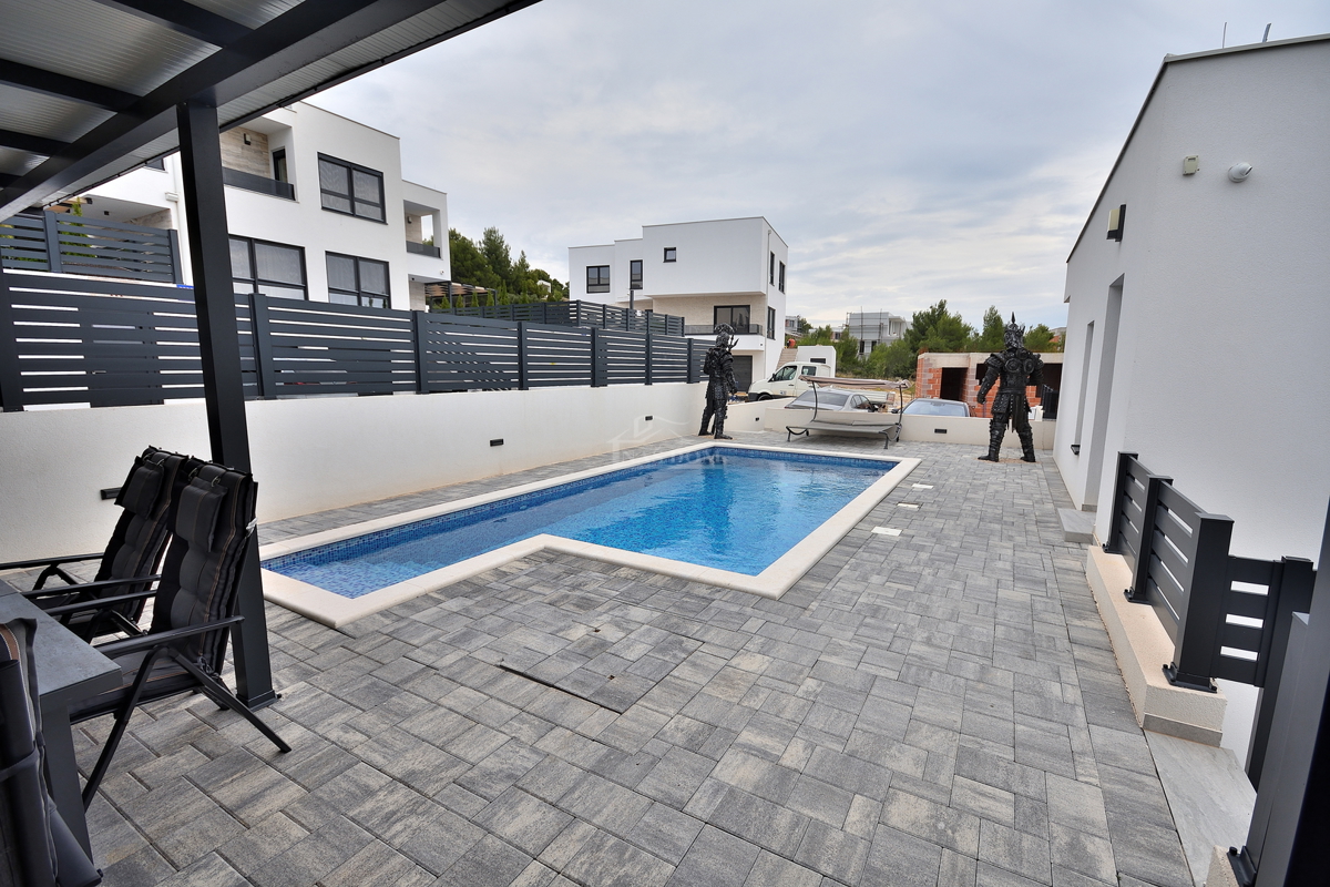 Vodice - Villetta bifamiliare arredata con piscina, vista mare