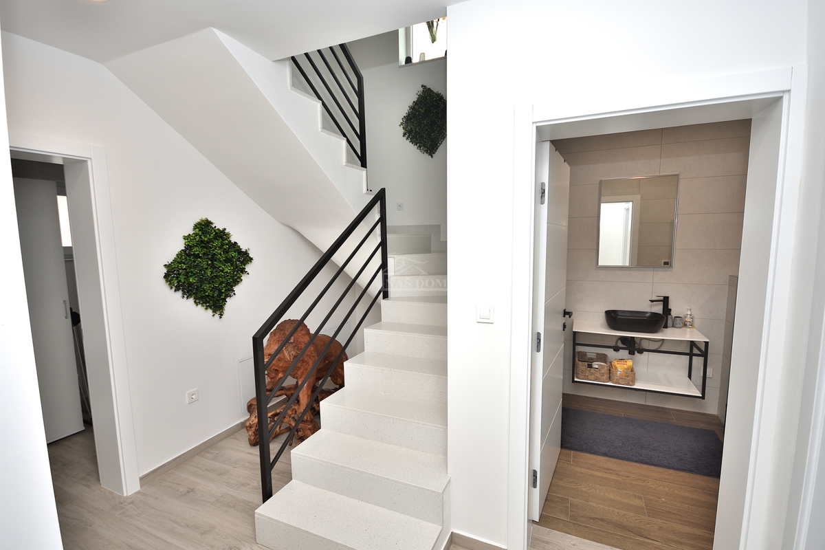 Vodice - Villetta bifamiliare arredata con piscina, vista mare