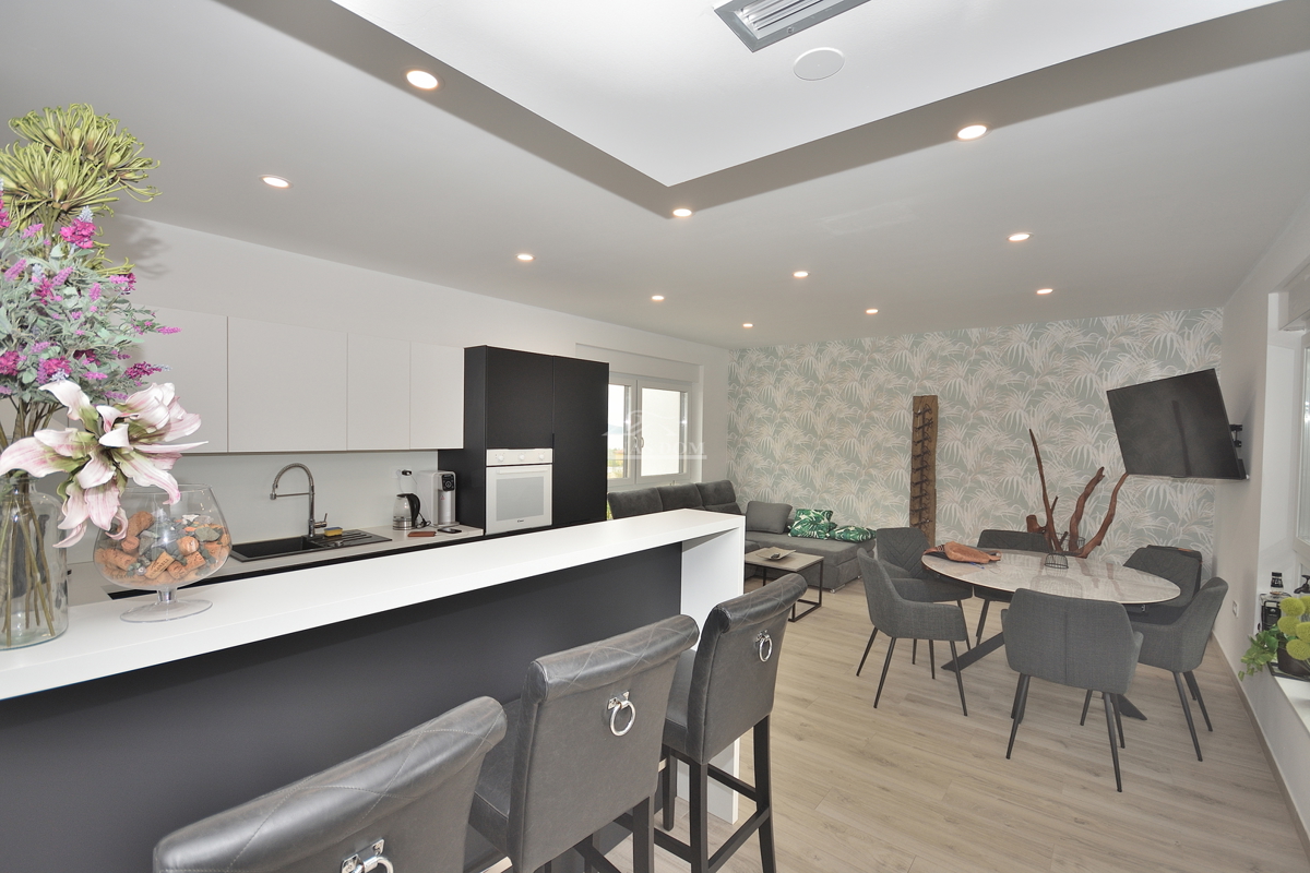 Vodice - Villetta bifamiliare arredata con piscina, vista mare