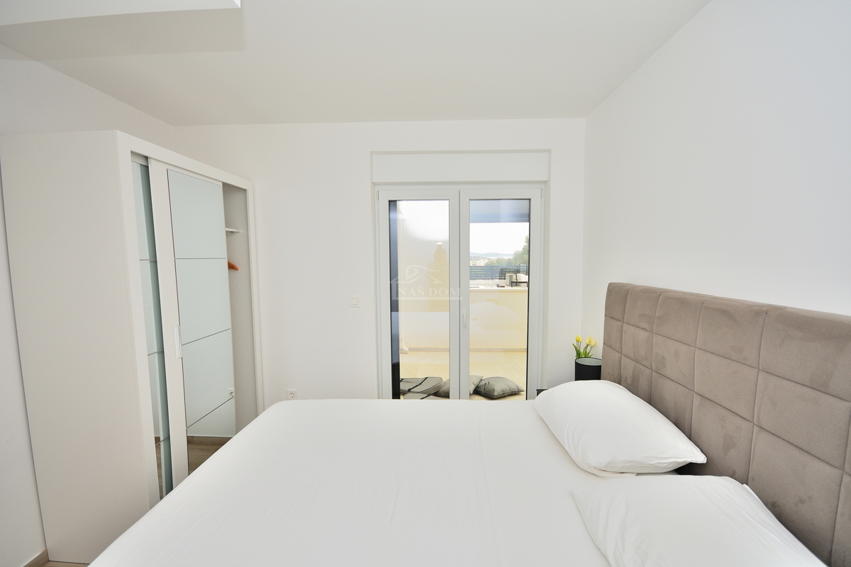 Vodice - Villetta bifamiliare arredata con piscina, vista mare